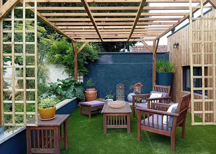 Au Champ Du Coq Couette-café 3*